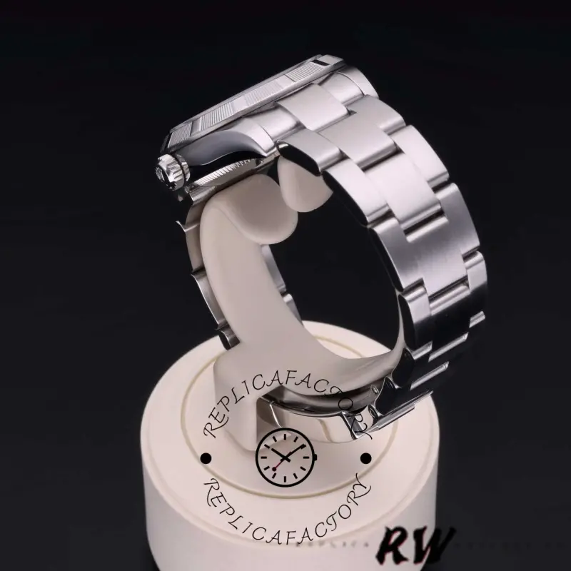 Rolex Oyster Perpetual 177210, side view showing clasp side and bracelet end links.