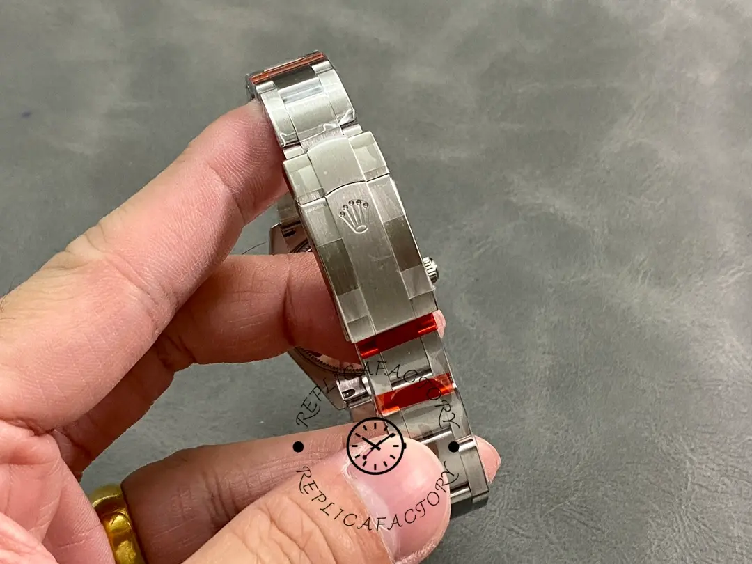 Rolex Oyster Perpetual 31 277200 0007, clasp close-up showing clasp closed and link finish.