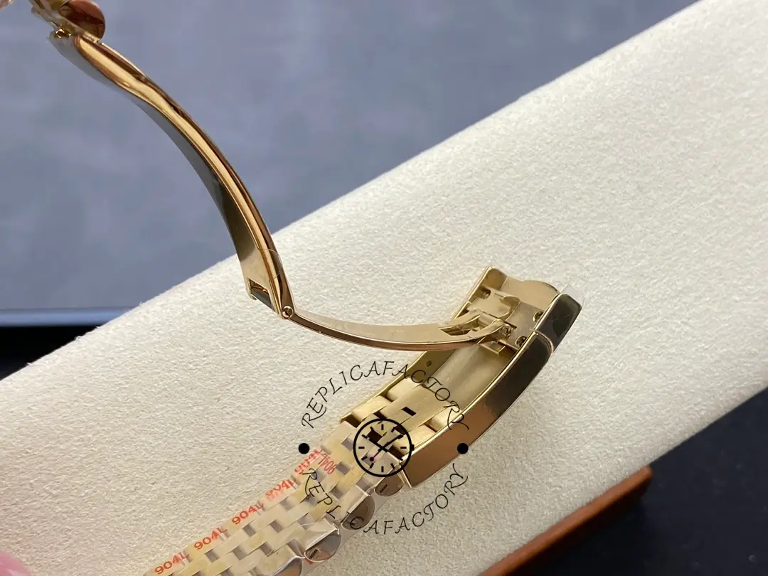 Rolex Sky-Dweller M336938 0006, bracelet opened, inner clasp and link structure shown.