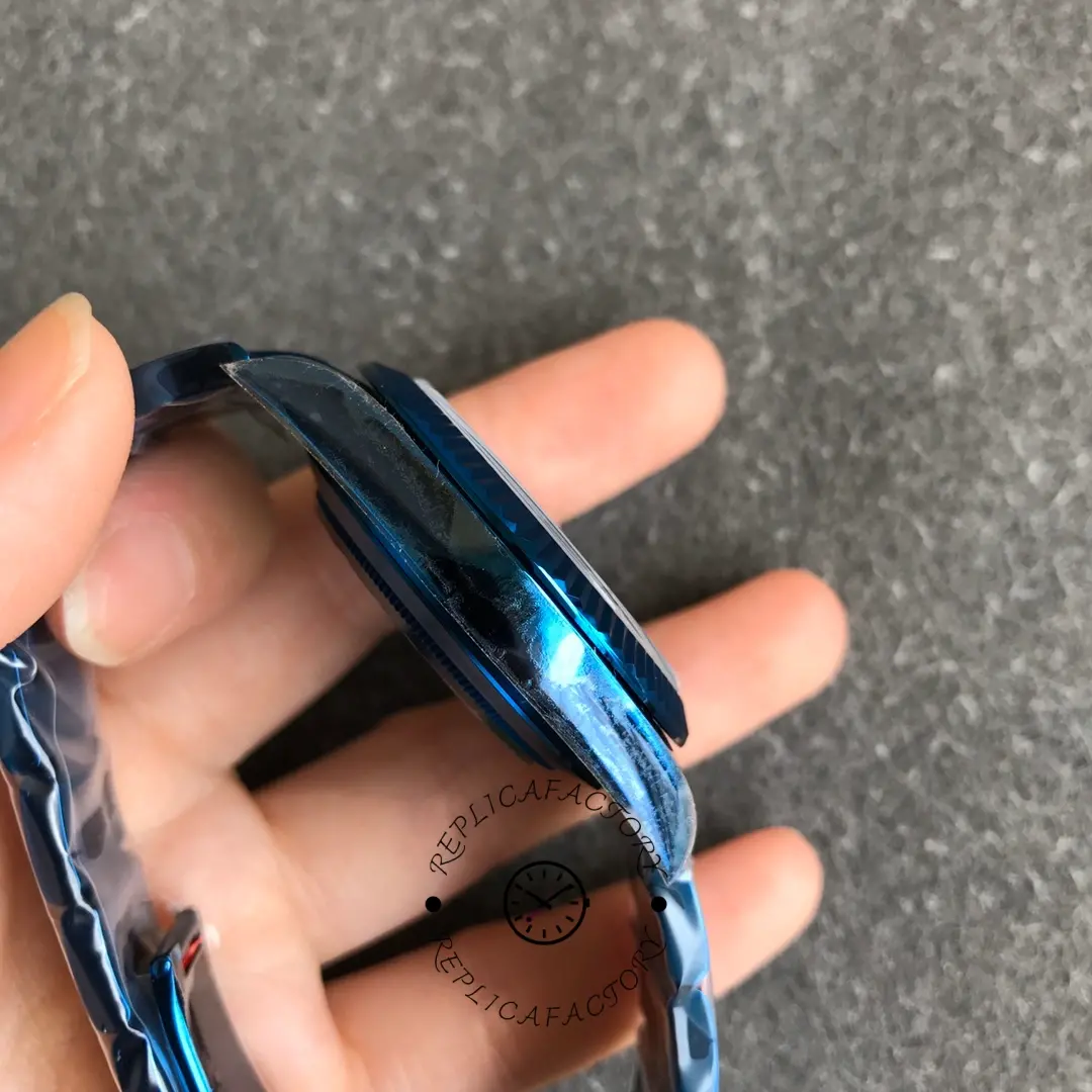 Side profile in hand of the Rolex DiW Sky-Dweller 326934, showing case thickness and bracelet curve.