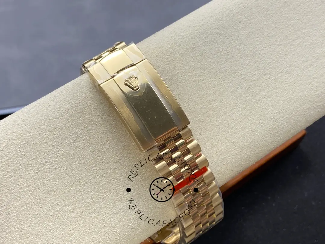 Rolex Sky-Dweller M336938 0006, clasp detail on bracelet, showing folding clasp closed.