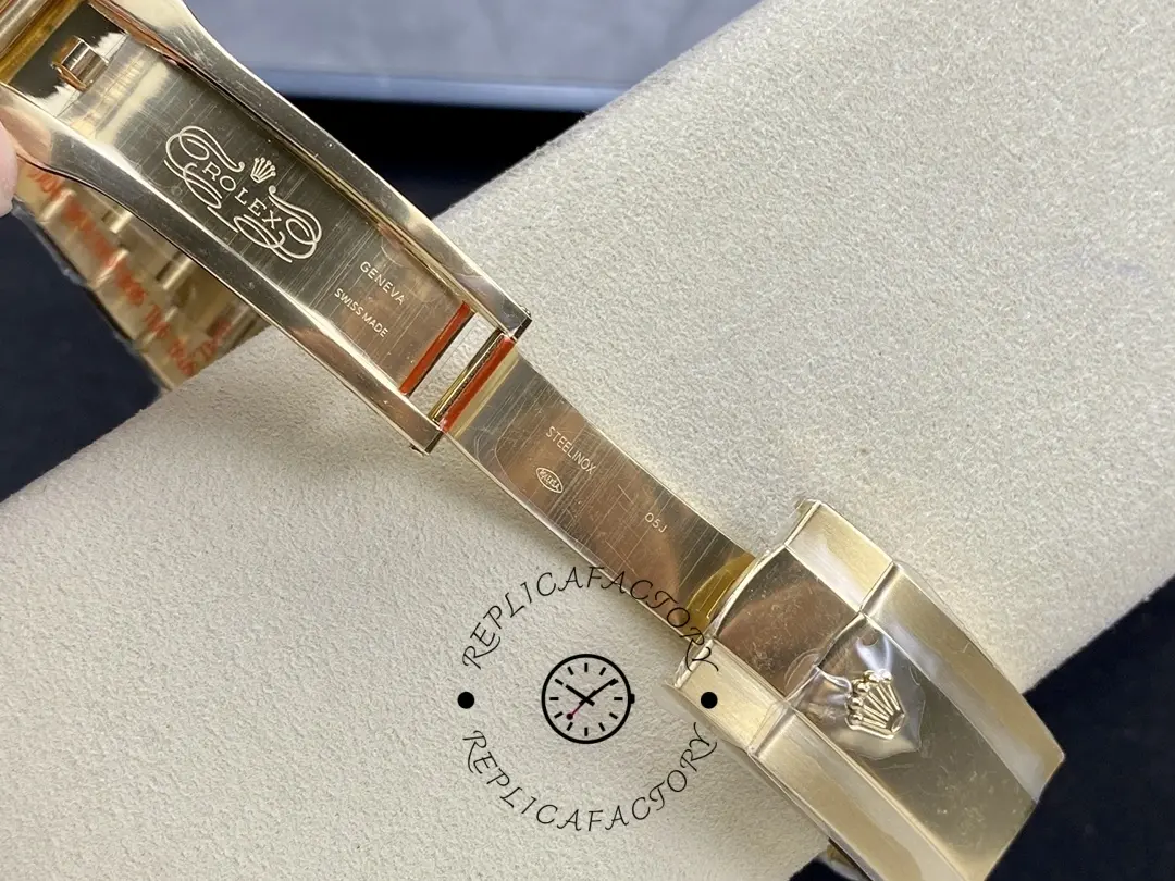 Bracelet side view of the Rolex Sky-Dweller M336938 0003 showing link finish and clasp edge.