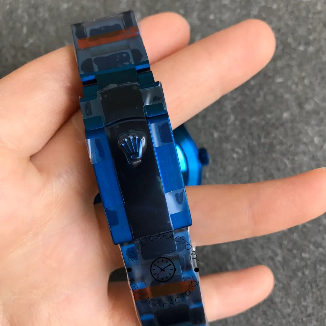 Bracelet detail of the Rolex DiW Sky-Dweller 326934, blue DLC links shown in close-up.