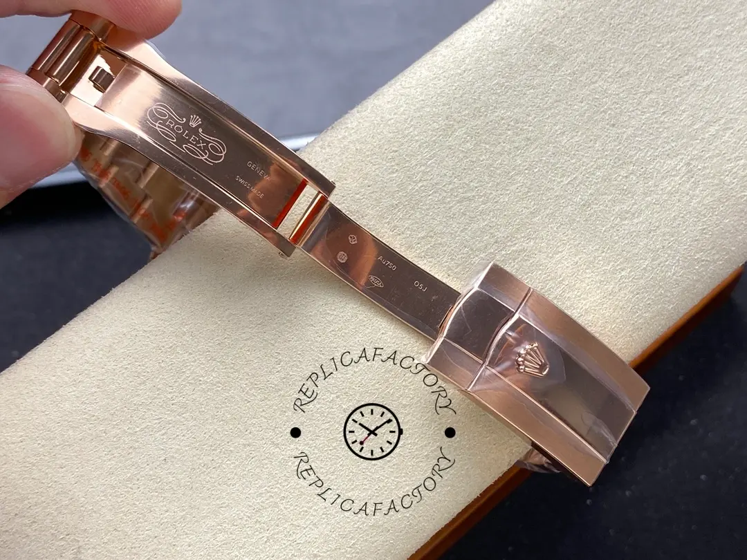 Rolex Sky-Dweller 336935 0002, bracelet side view, showing polished center links and edges.