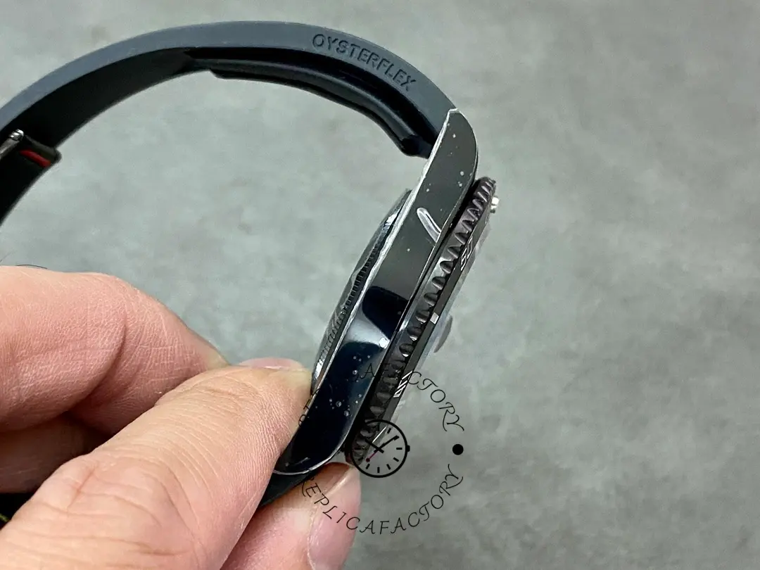 Rolex Blaken Submariner 116610, side profile showing case thickness and strap.