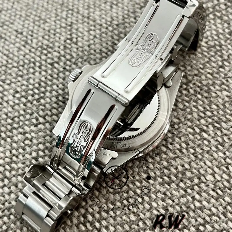 Rolex Submariner 1680, clasp detail close-up showing the clasp hinge and bracelet connection.