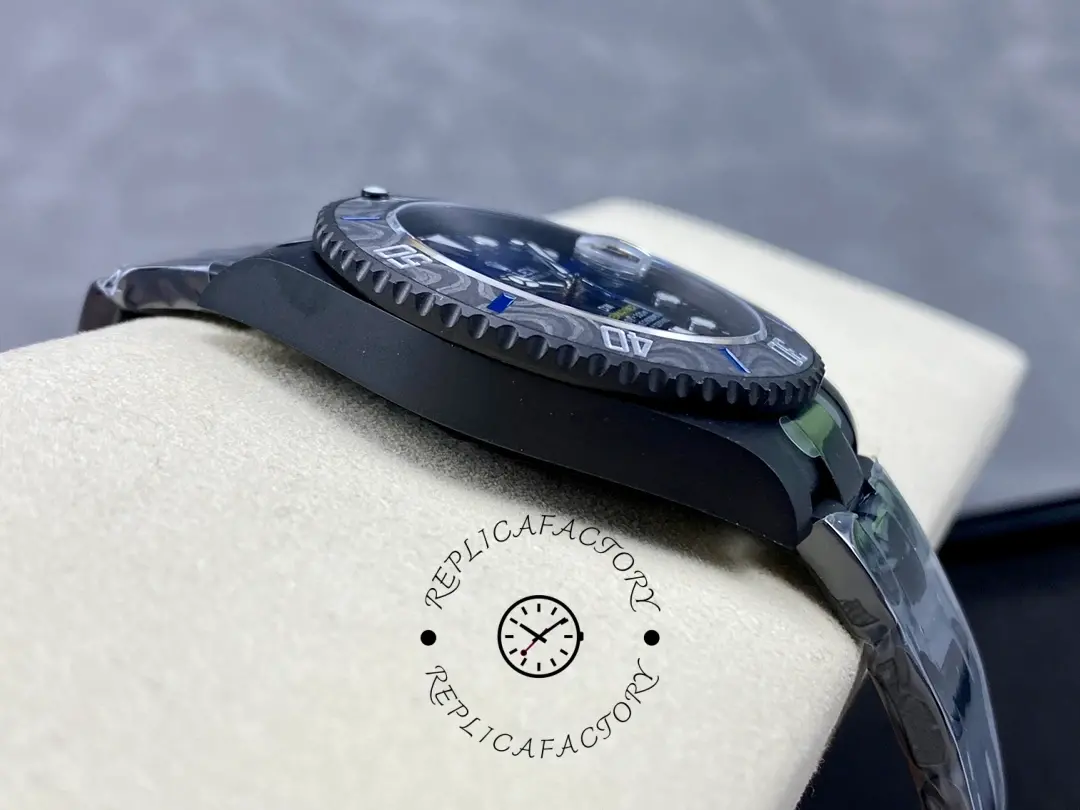 Side profile of Rolex Submariner DIW 116610 showing case thickness and carbon bezel edge.