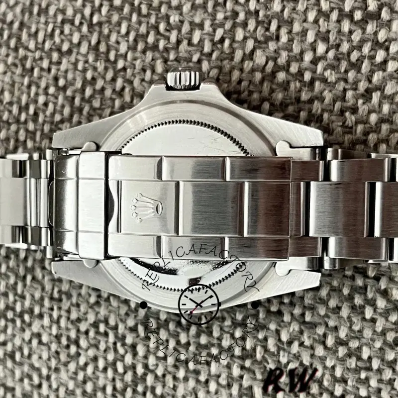 Rolex Submariner 1680, clasp closed top view showing bracelet links and folding clasp shape.