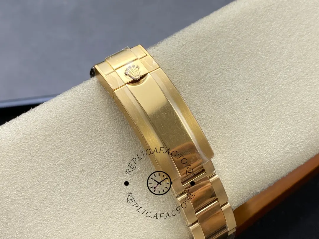 Clasp/bracelet detail of the Rolex Submariner Date 116618LN yellow gold Oyster bracelet.