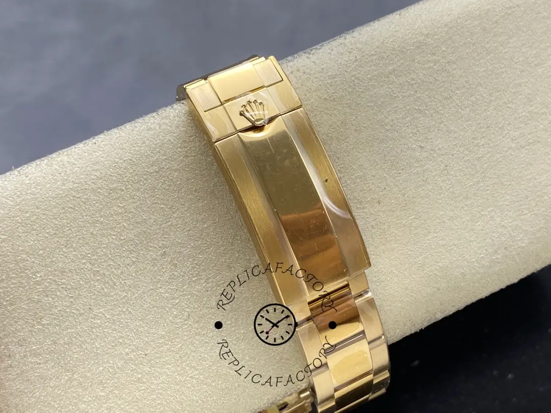 Bracelet clasp detail of Rolex Submariner Date 116618LB.