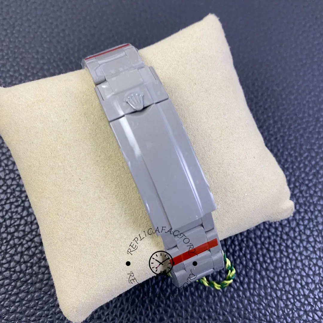 Rolex Submariner 114060, bracelet clasp view showing clasp alignment and finish.