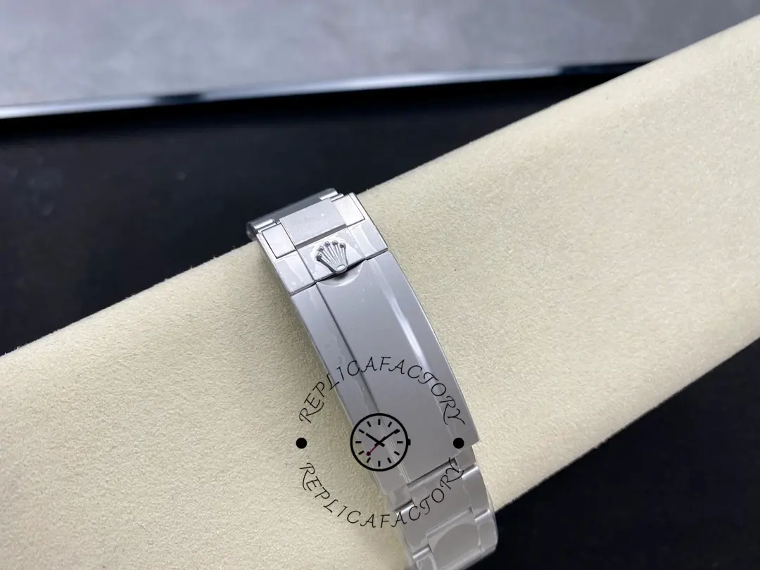 Rolex DIW Submariner Date 116610, clasp close-up showing the folding buckle details.