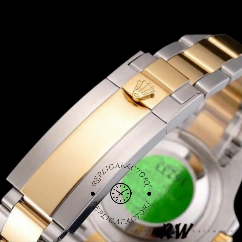 Clasp close-up of Rolex Submariner PR16233B showing engraved clasp and gold center links.