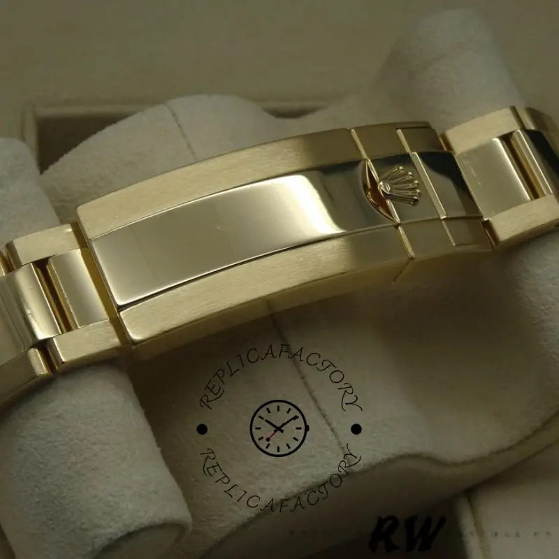 Bracelet clasp close-up of the Rolex Submariner Date 116618LN showing clasp shape and finish.