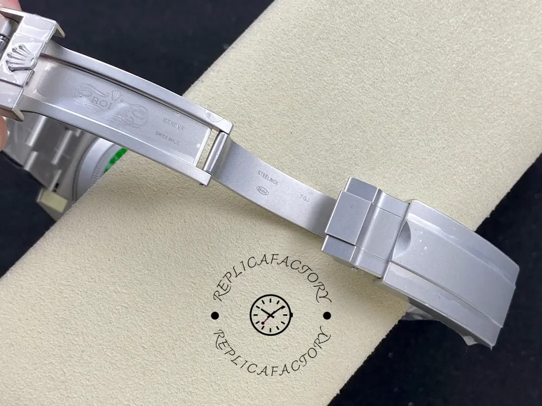 Rolex DIW Submariner Date 116610, bracelet and clasp open view showing link finish.