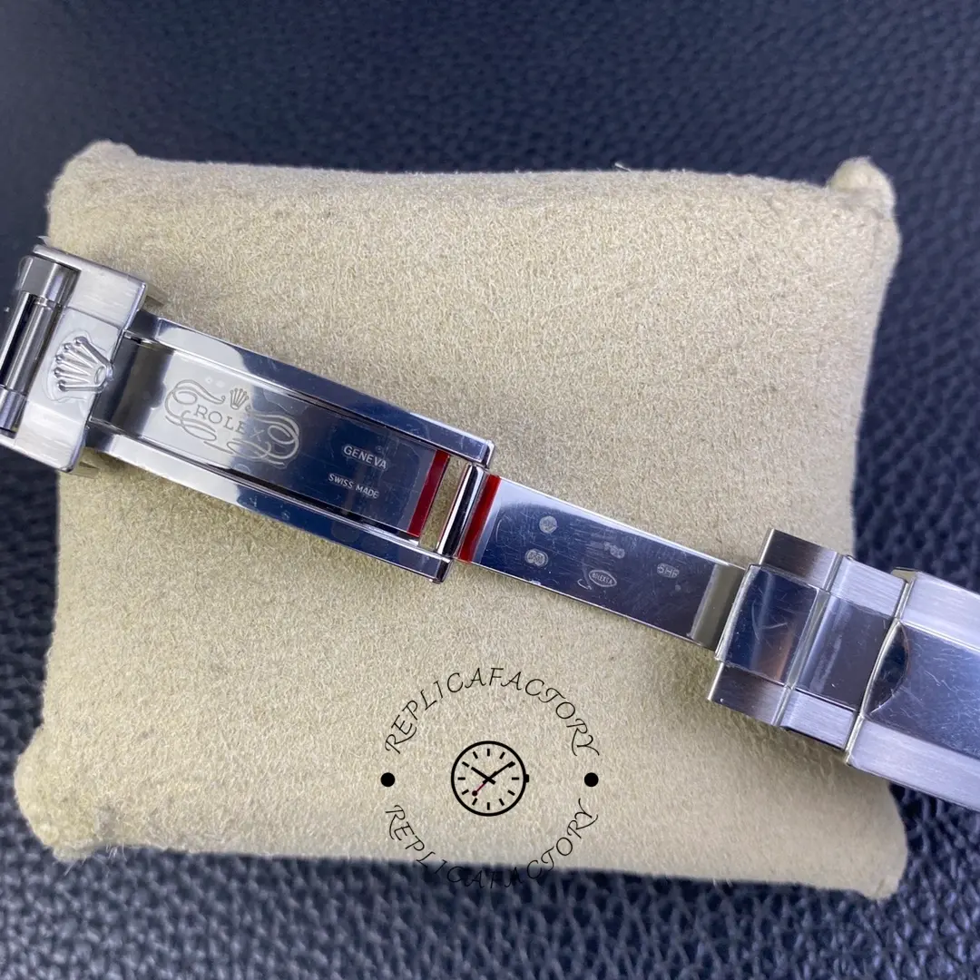 Rolex Submariner 116619LB, bracelet and clasp detail on cushion, side view of links.