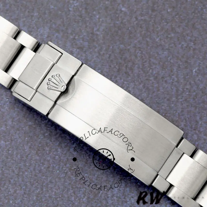 Rolex Submariner Date 116610LN, clasp and bracelet close-up from the side.