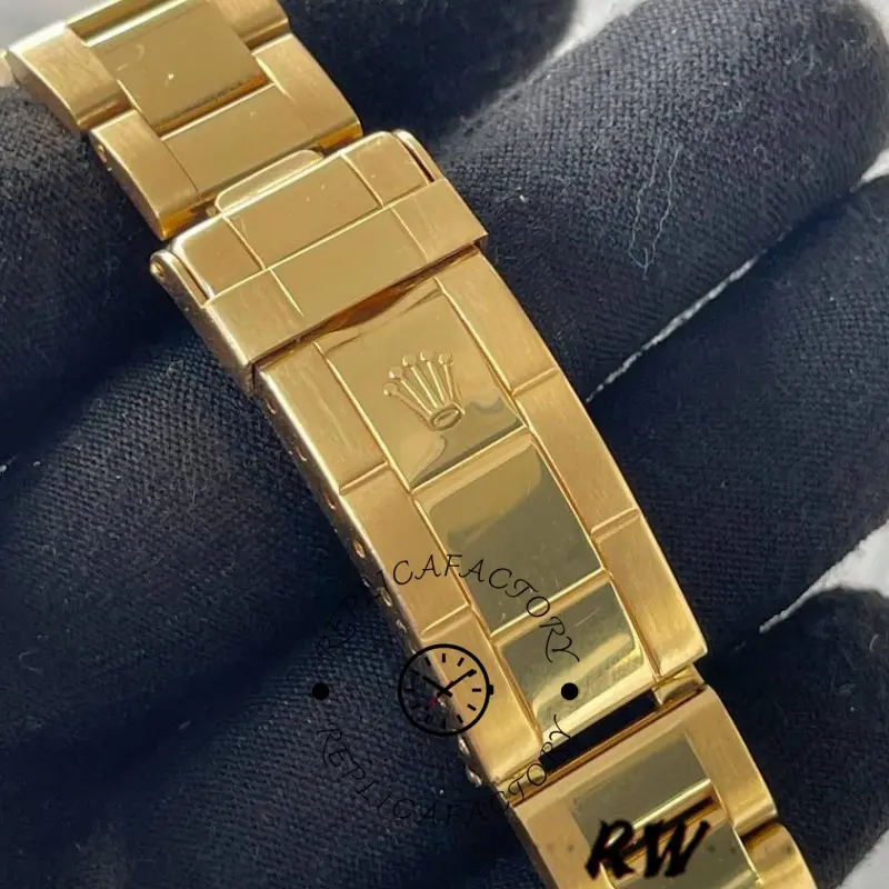 Rolex Submariner 16618, yellow gold bracelet clasp close-up, polished links and crown logo.
