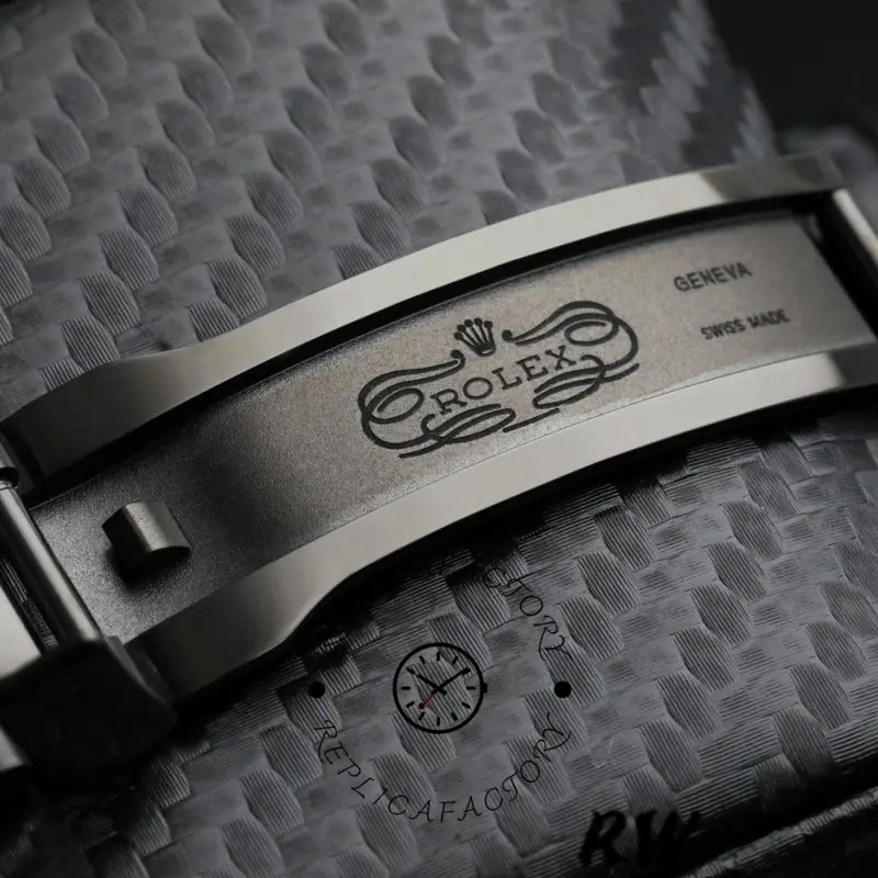 Rolex Submariner 116610LN, clasp close-up showing engraved logo and bracelet links.