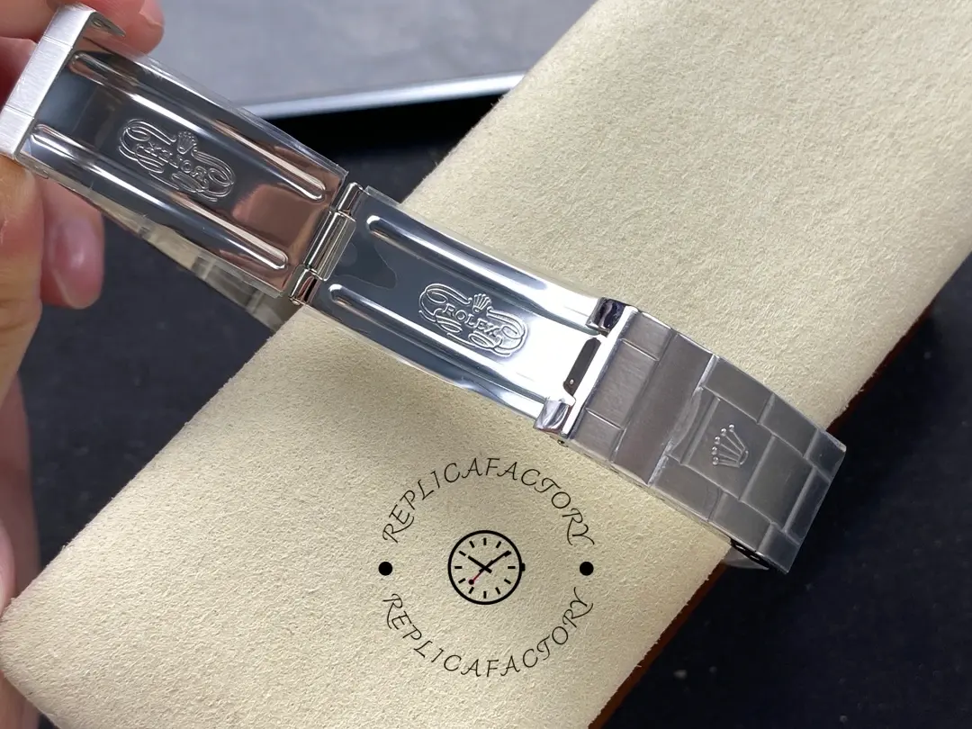 Rolex Submariner 16610 bracelet close-up, showing steel link finishing and edges.