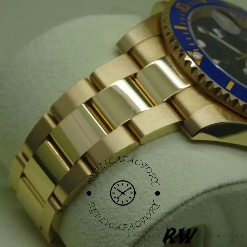 Rolex Submariner 116618, gold bracelet link close-up showing polished center links.