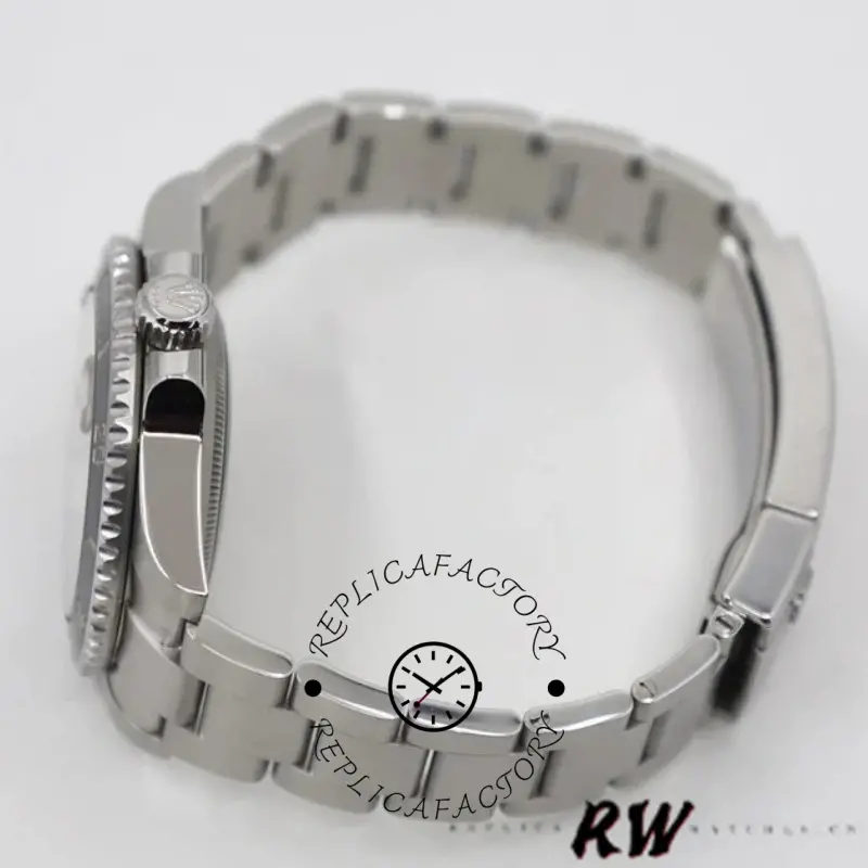 Rolex Submariner Date 116610LN, bracelet clasp and link detail, open bracelet view.