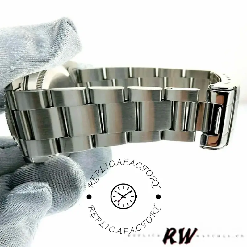 Rolex Submariner 14060 bracelet close-up, Oyster links and clasp area shown.