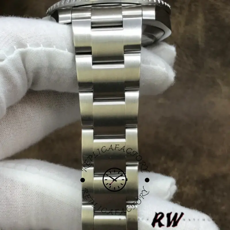 Rolex Submariner Date 116610LN, Oyster bracelet links close-up, brushed and polished finish.