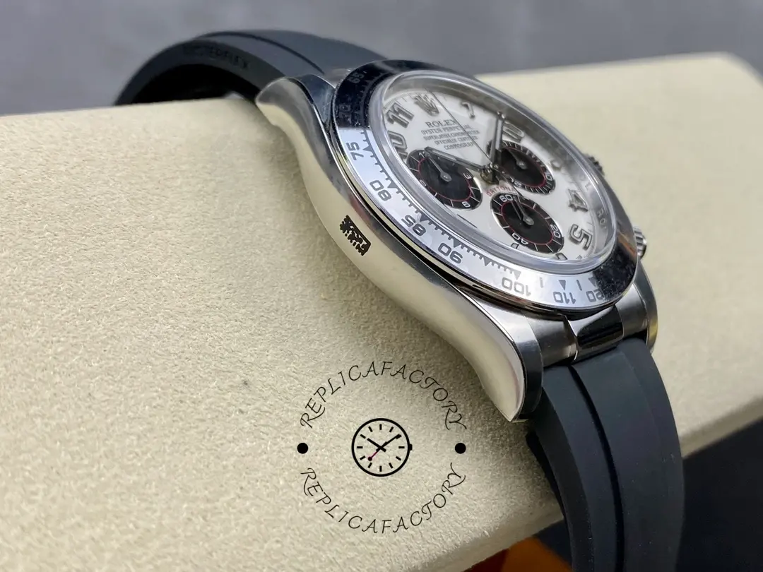 Rolex Daytona 116519, side view showing case thickness on strap.