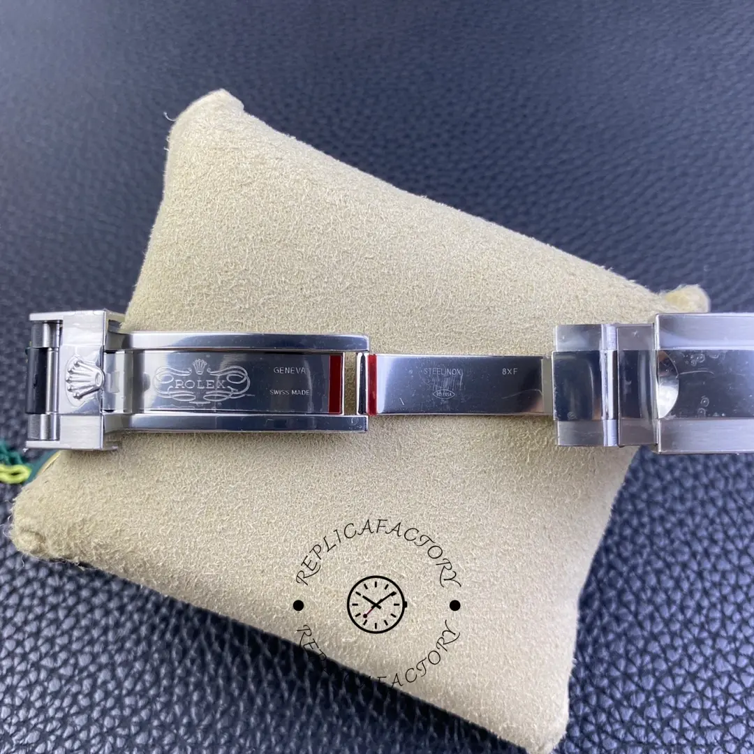 Bracelet strap connection of Rolex Daytona 116519LN showing lug and fit.