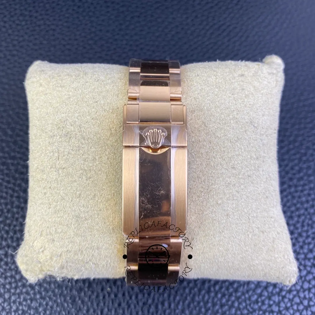 Rolex Daytona 116505 clasp top view, brushed center and polished edges shown.