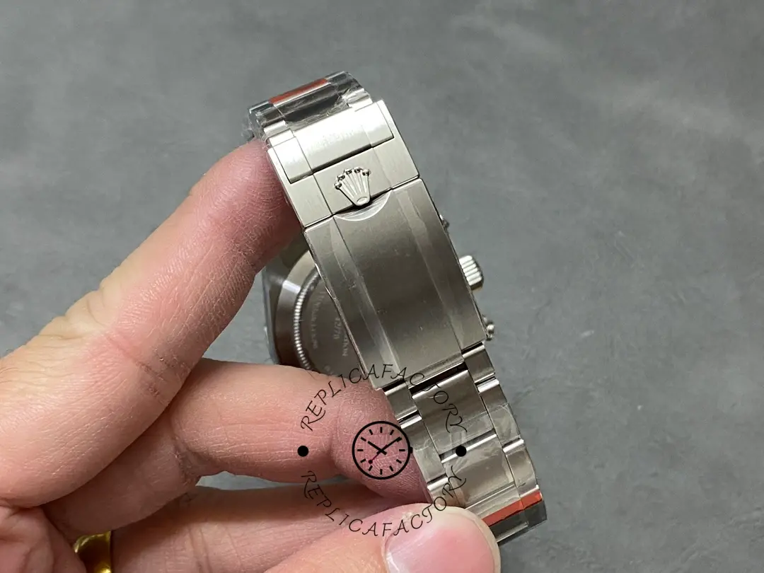 Clasp close-up of Rolex Daytona 6263, showing the folding clasp and coronet detail.