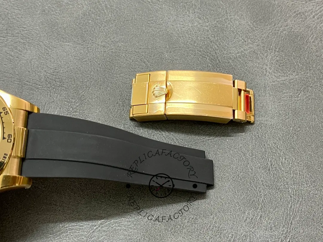 Rolex Daytona 116518, folding clasp close-up showing the gold clasp hardware and strap end.