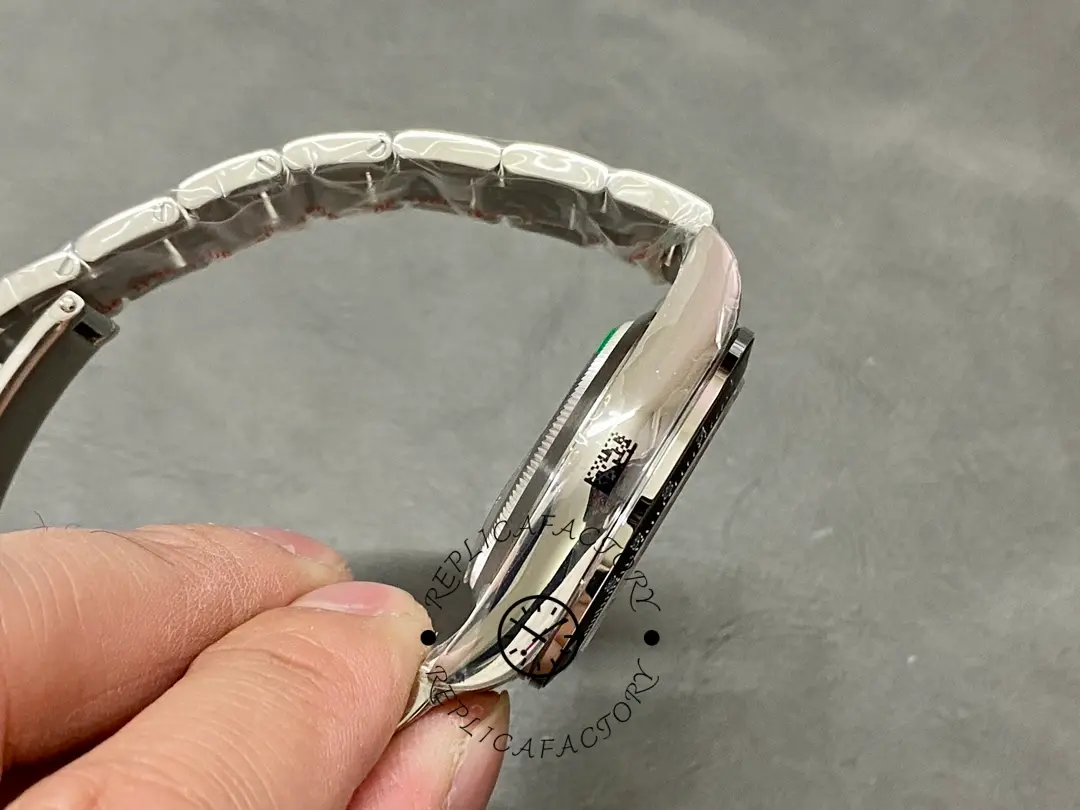 Bracelet side view of Rolex Daytona 6263, showing polished links and case.