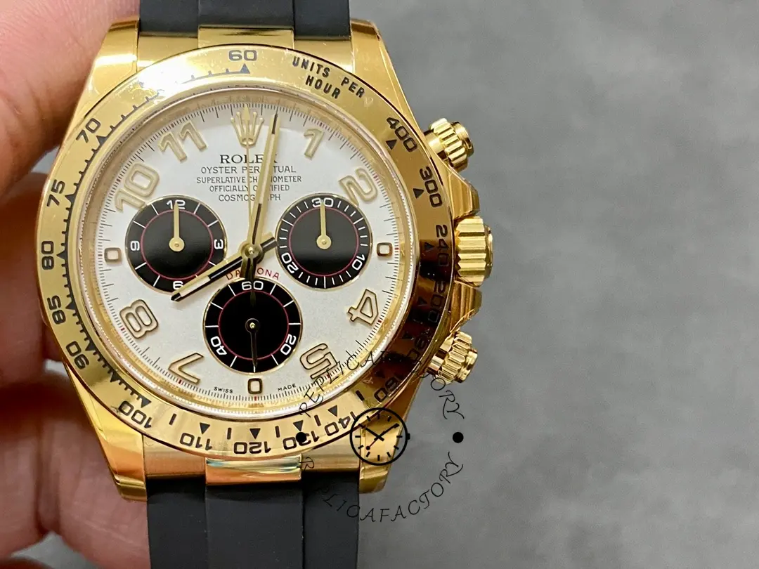 Rolex Daytona 116518, front view close-up highlighting silver dial and black subdials.