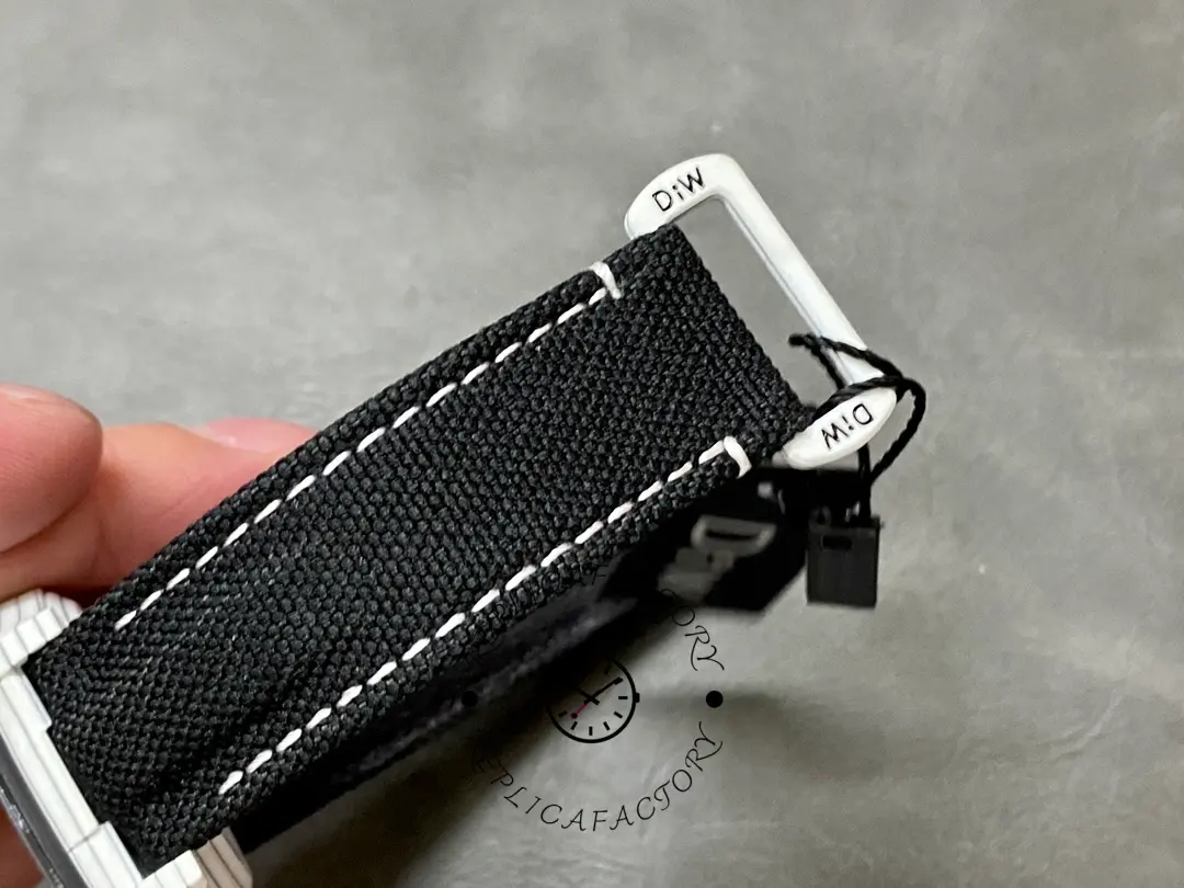 Buckle close-up of Rolex Daytona Cosmograph 40mm, showing metal clasp finish and strap texture.