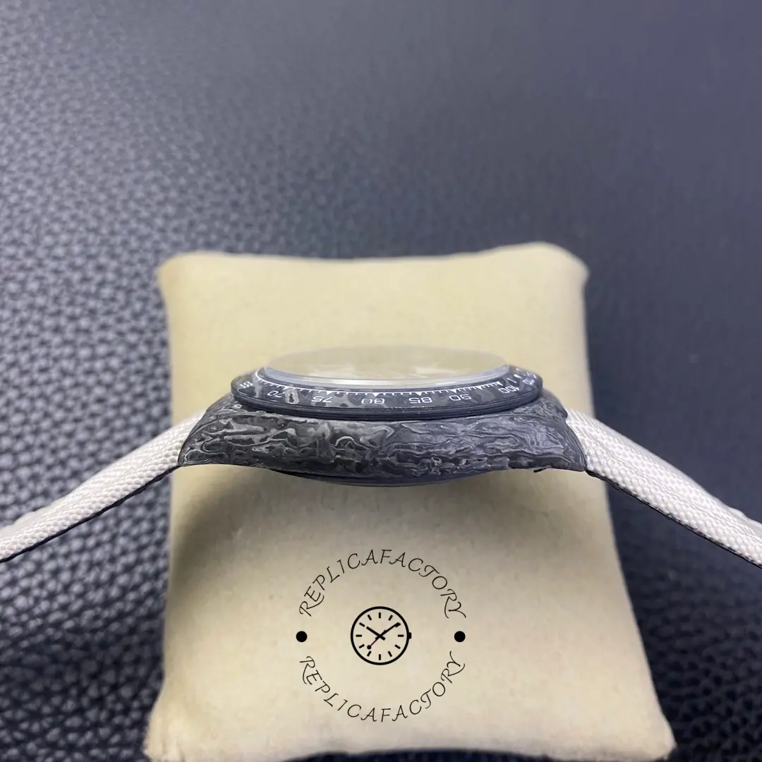 Rolex Daytona DIW Carbonfiber 40, side profile on cushion showing case thickness.