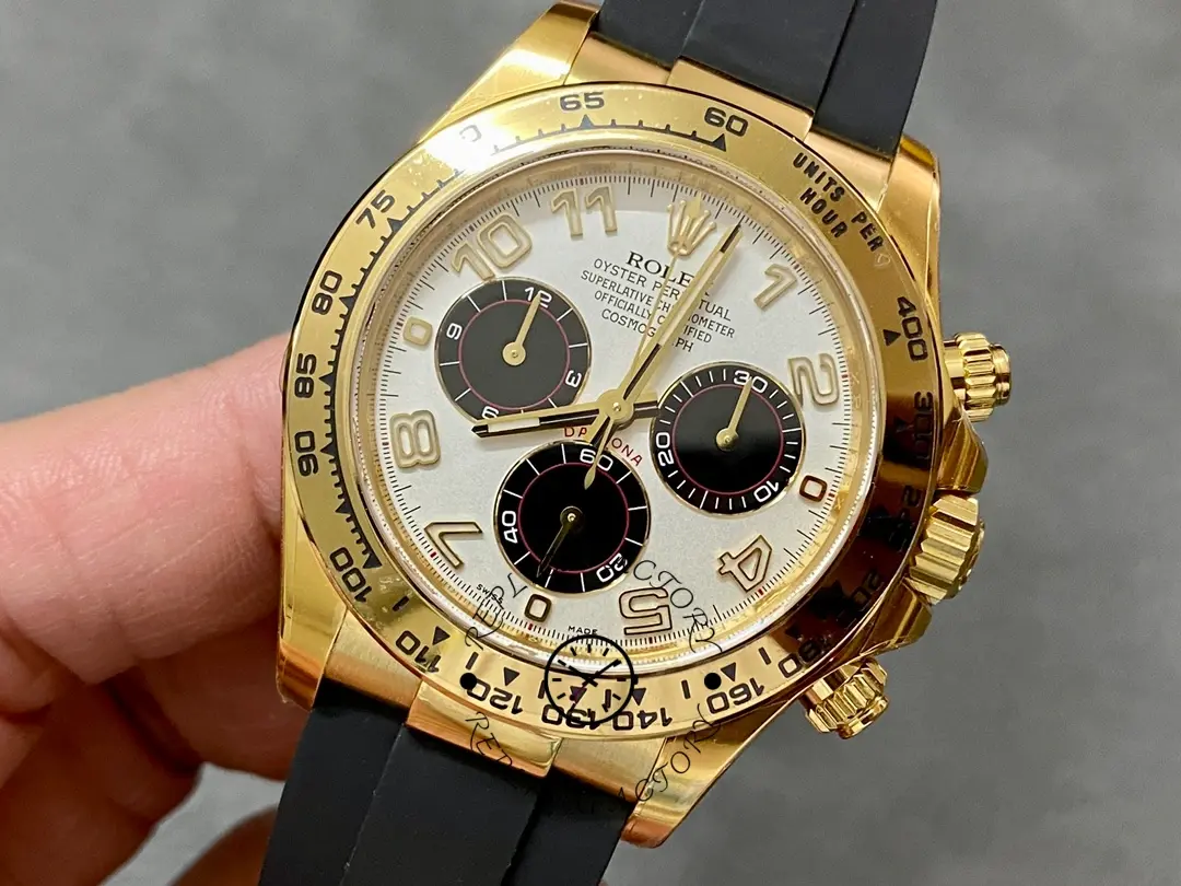 Rolex Daytona 116518, closer dial shot showing markers, hands, and three chronograph subdials.