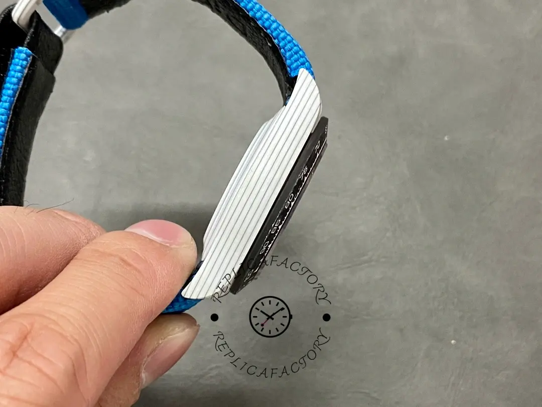 Rolex Daytona 116500LN, side profile showing case thickness and curved strap.