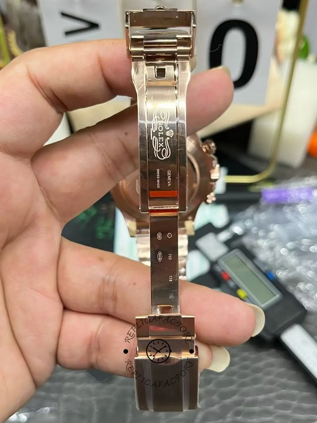 Rolex Daytona 116595RBOW full bracelet view, clasp and engravings on Everose rose gold bracelet.