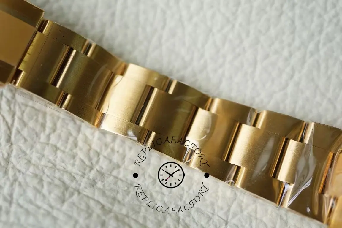 Bracelet link detail of the Rolex Daytona 116508 Artisans de Genève Skeleton Dial showing gold finish.