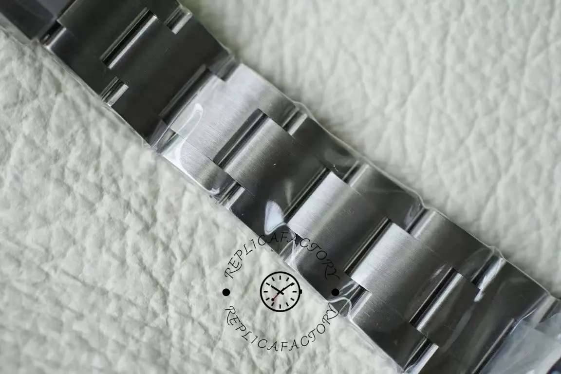 Bracelet link close-up of Rolex Daytona 116520 showing steel links and edge detail.