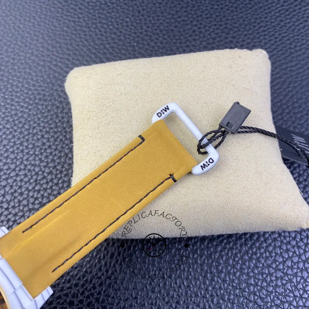 Rolex Daytona DiW Quartz Fiber Luminous 40mm, strap and clasp detail, close-up.