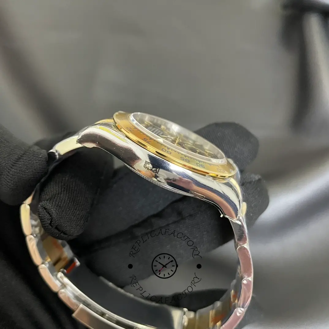 Side view of the Rolex Cosmograph Daytona 126503 0003 showing case curve.