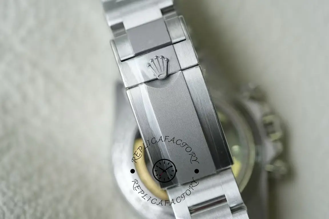 Bracelet clasp view of Rolex Daytona 116520 showing steel clasp and link finish.