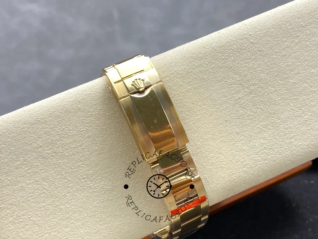 Bracelet link close-up of Rolex Daytona 126508-0001 showing clasp-side finish and screws.