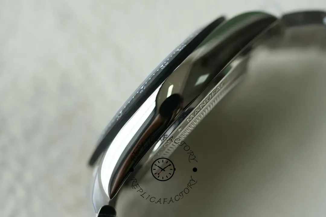 Thin side profile of Rolex Daytona 116520 showing polished steel case thickness.
