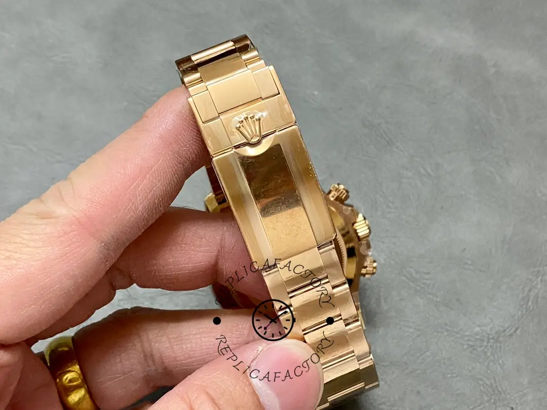 Rolex Daytona 126508, clasp and bracelet detail view in hand with rose gold finish.