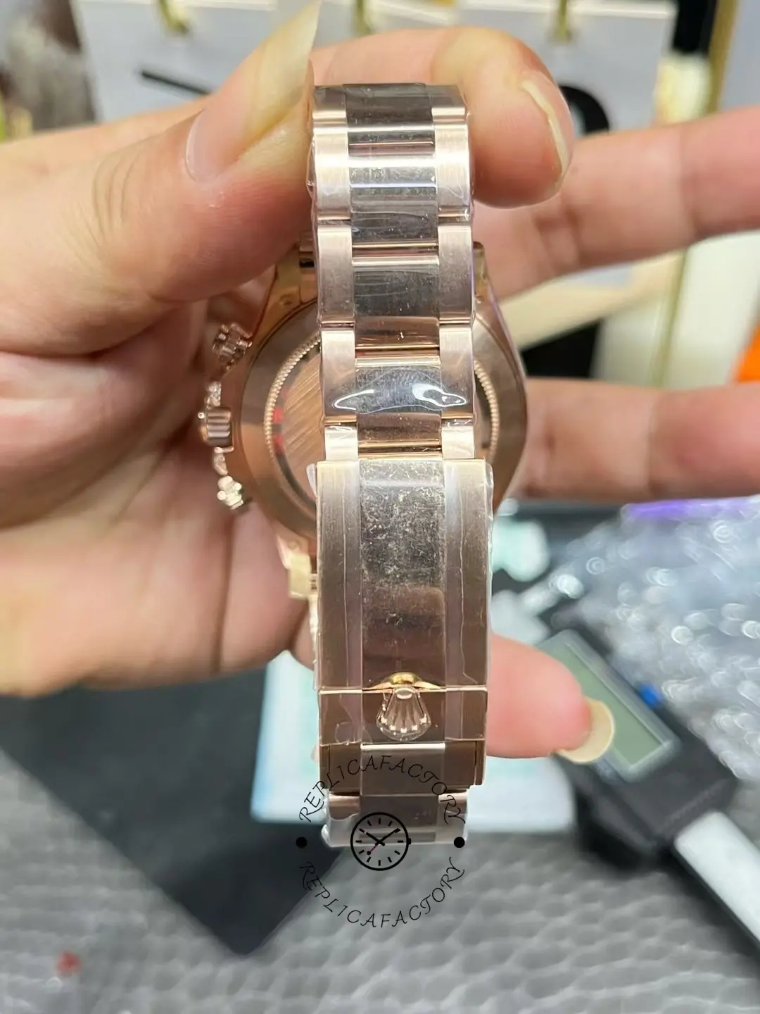 Rolex Daytona 116595RBOW bracelet clasp close-up, Everose rose gold links and clasp detail.