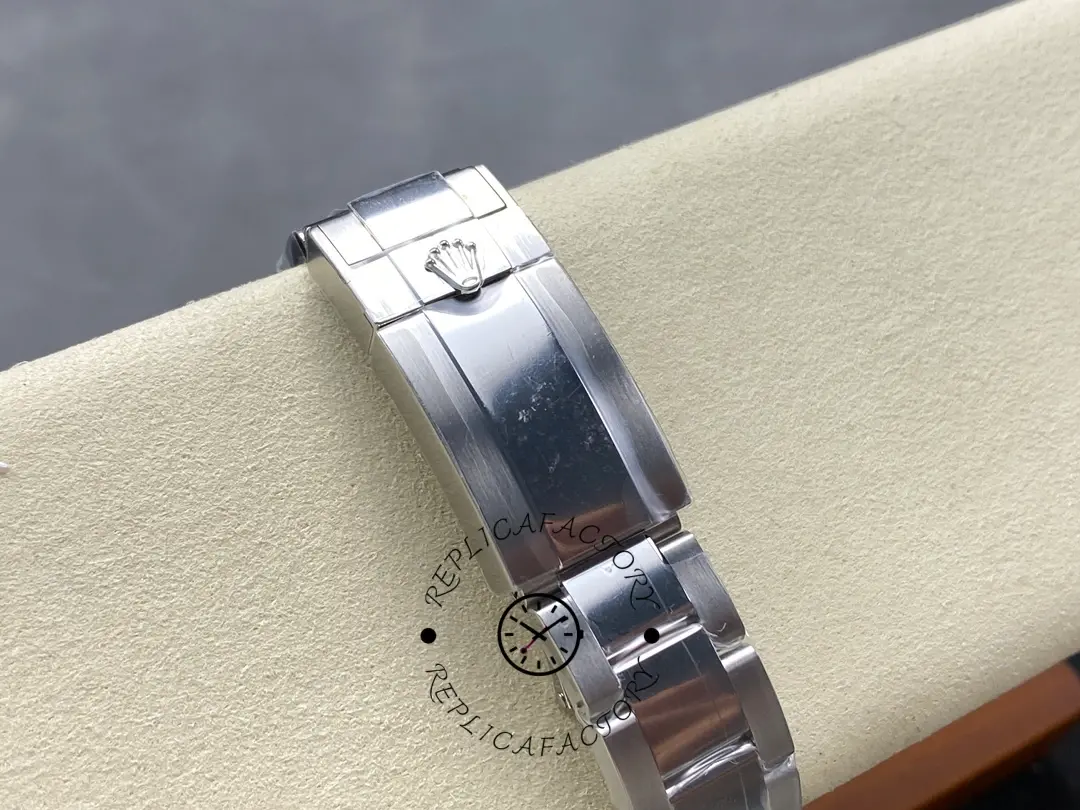 Bracelet link close-up of Rolex Cosmograph Daytona 126509-0002 showing clasp area and finish.